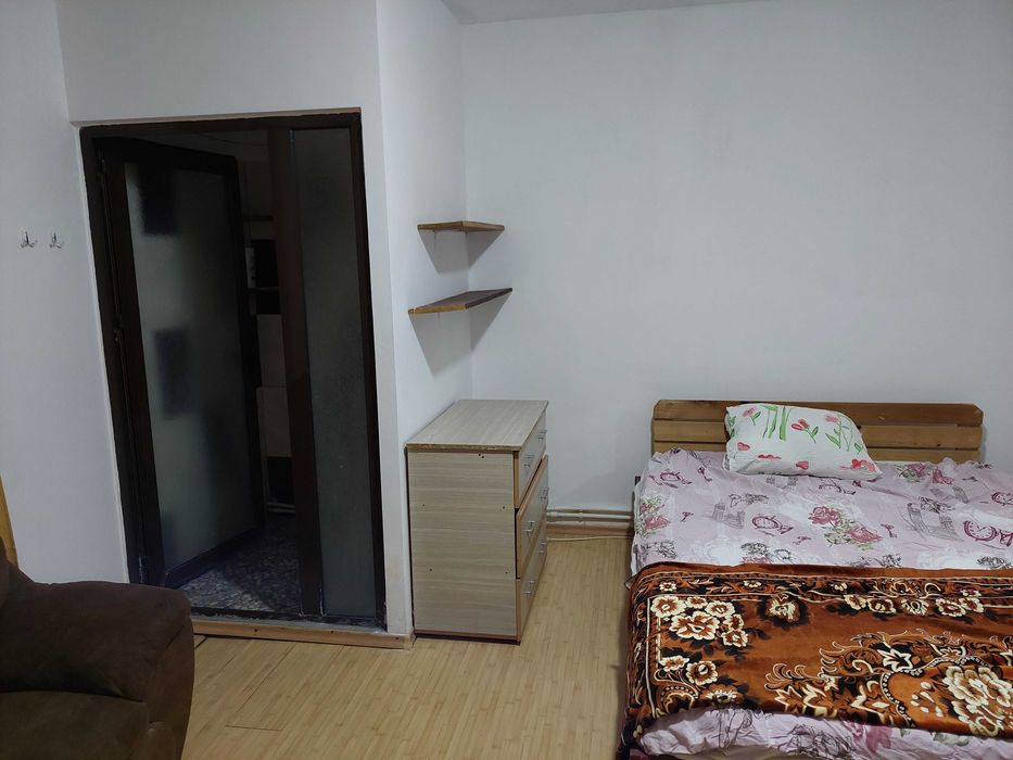 Inchiriez la casa zona Centrala.