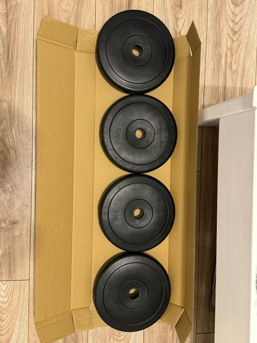 Vand haltera cu greutati