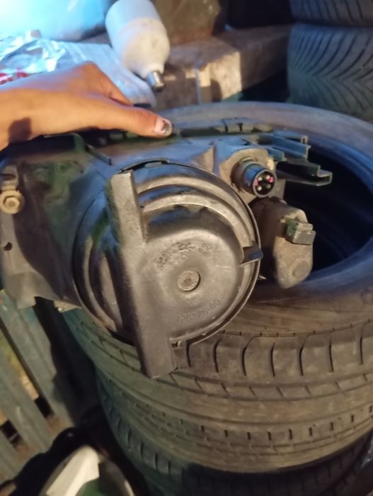 Продам фару оригинал правый