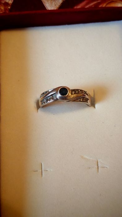 Продавам сребърни пръстени с естествен камък