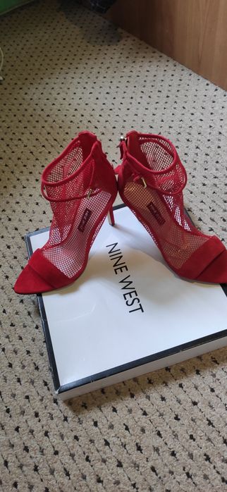 Vând sandalele  NINE WEST