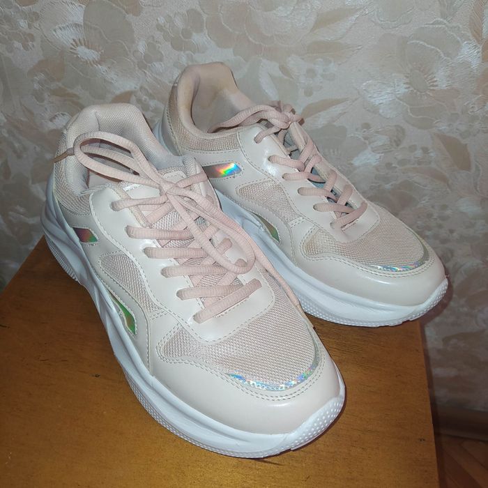 Продам розовые кроссовки 39 размер