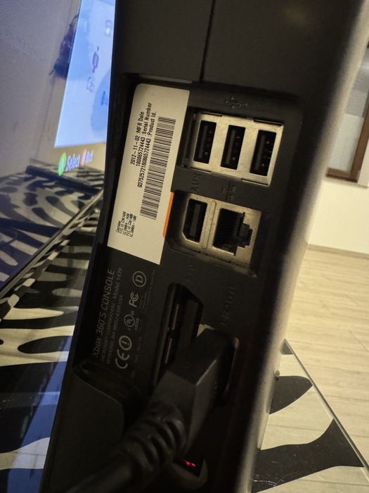 Xbox 360 Slim + 2 controllere + 13 jocuri