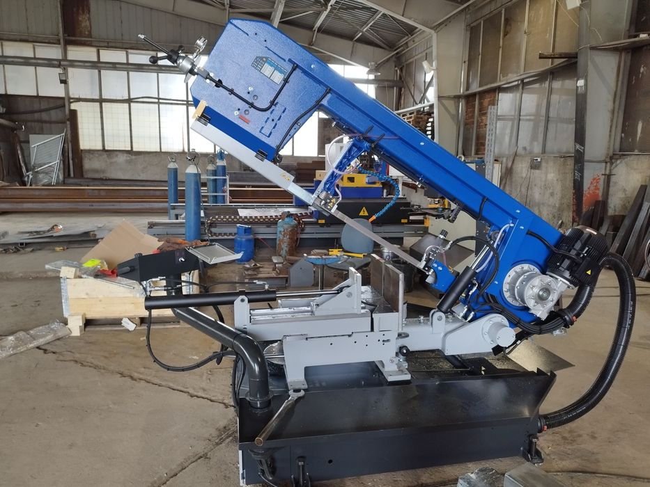 Рязане на метал на лентоотрезна машина на профили, тръби, шини, винкел