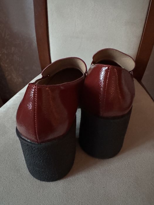 Дамски обувки от лачена червена кижа