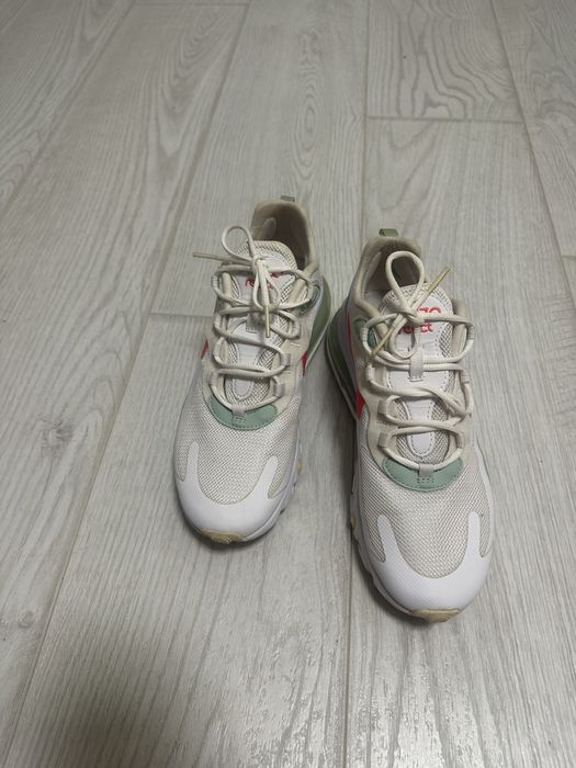 Дамски маратонки Nike 270