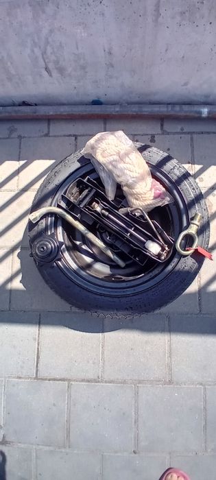 Резервна гума( патерица) - Michelin за Фолцваген Поло и подарък крик.