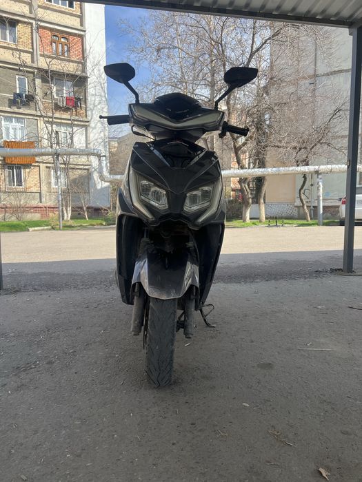 Скутер на ходу 125 кубовый