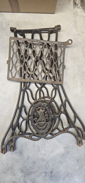 Doua masini de cusut vechi de 100 de ani, Singer si Wertheim, pentru restaurat