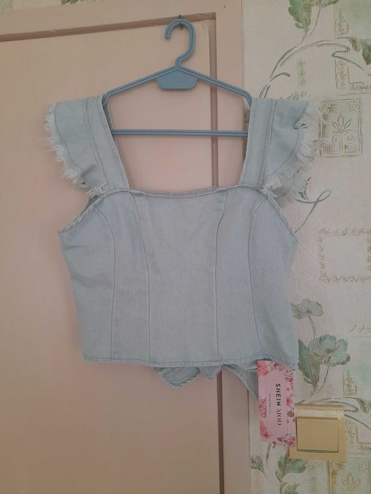 Лек дънков топ с гол гръб