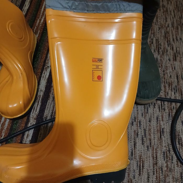 Продавам работни гумени ботуши