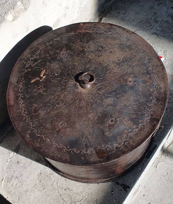 Старинна метална кутия