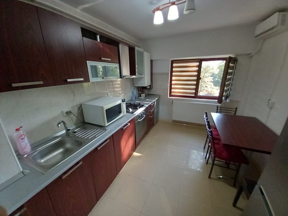 Închiriez apartament ultracentral cu vedere la parc etaj 2