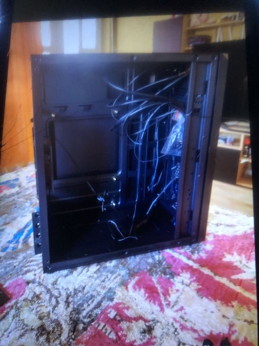Vand carcasa de gamers /calculator noua urgent