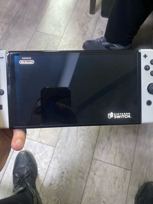 Продам nintendo switch oled