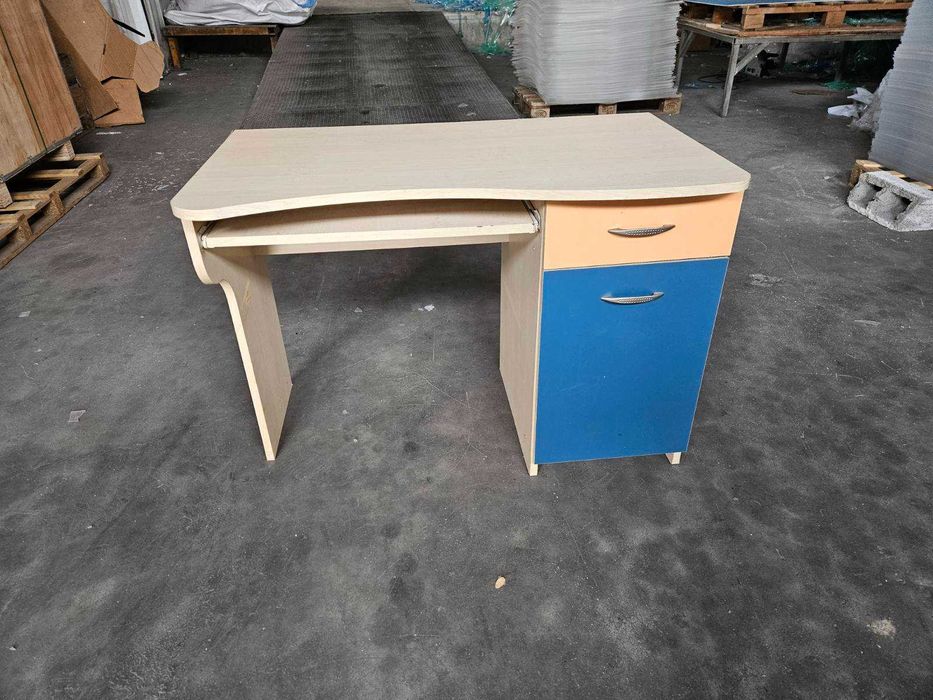 Продавам детско бюро