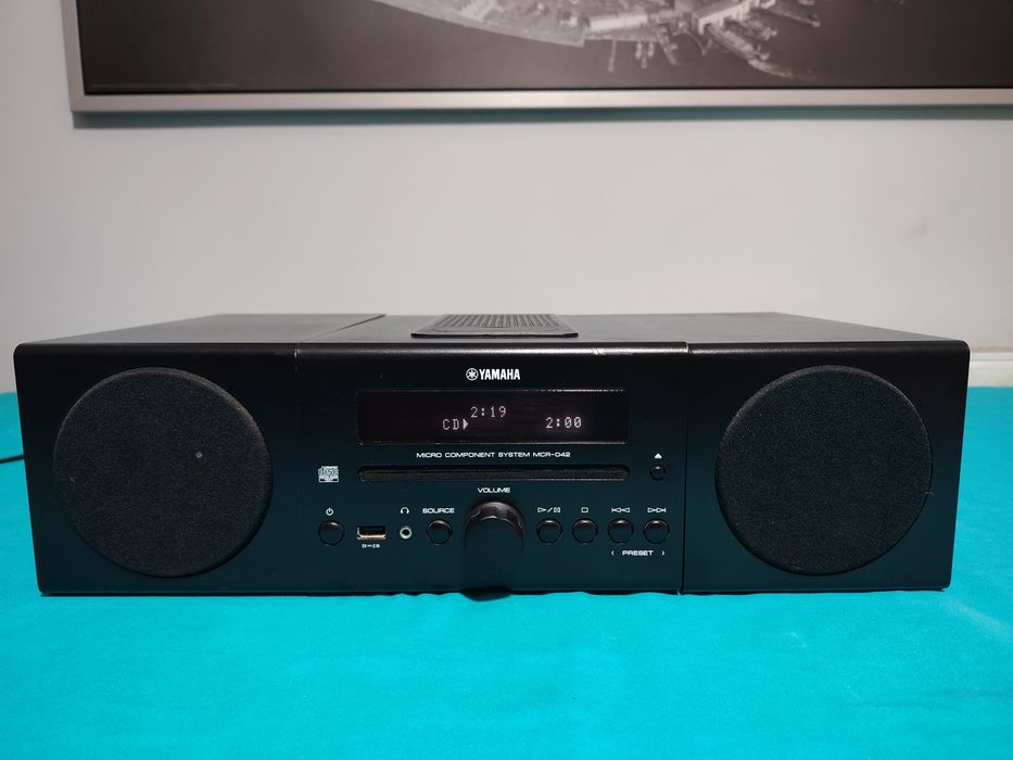 YAMAHA MCR-042  mini sistem audio cu CD, USB, AUX,  IPod, cu boxe originale, fără telecomandă
