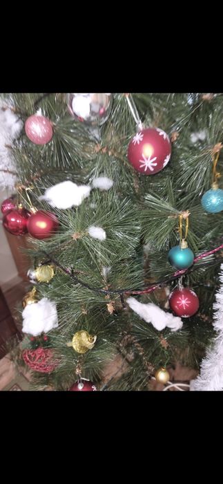 Елка хорошего качества с игрушками.