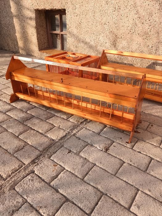 Кормушки и клетки для голубей