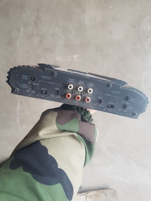 Уселител JBL Четырех Калналный 2000 ват