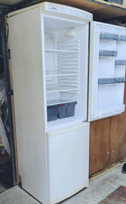 Хладълник с фризер.