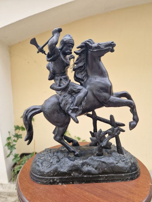 Страхотна антикварна английска метална фигура статуетка