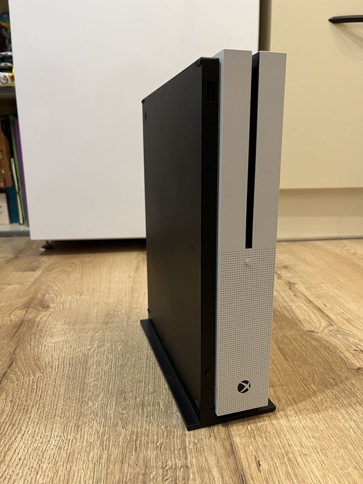 Xbox One S 1TB + Venom станция + Assassin's Creed Odyssey