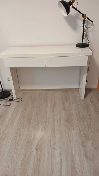 Birou din mdf alb, 2 sertare in stare foarte buna, fara defecte