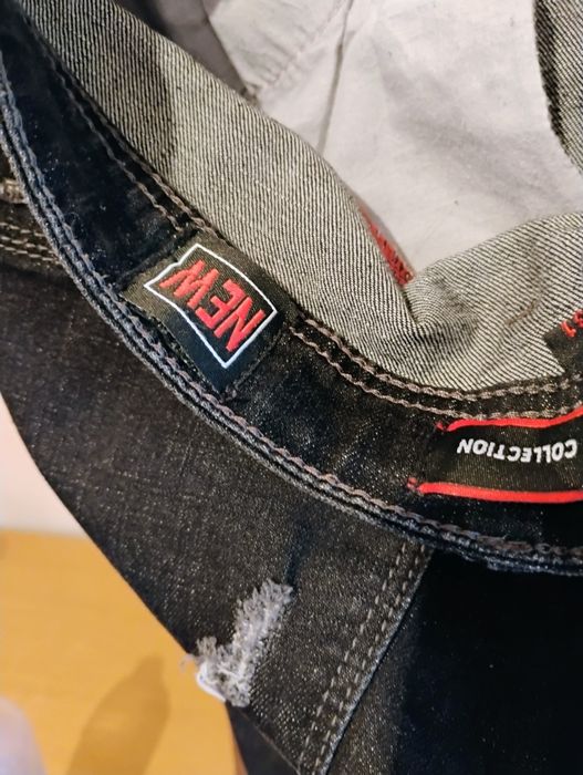 Дънково яке с дънкови гащи.