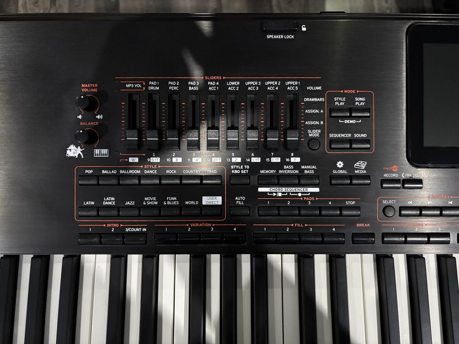 Vând korg pa4x in stare impecabila