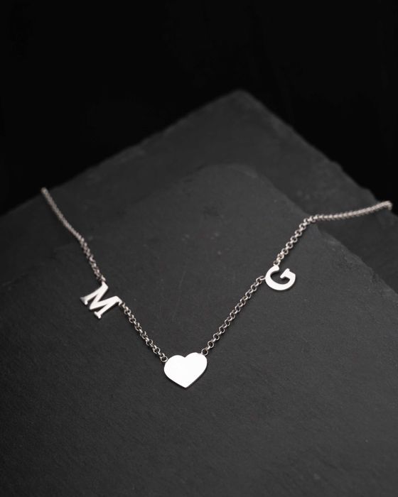 Сребърно колие с инициали на близките ви хора и сърце, колие с име