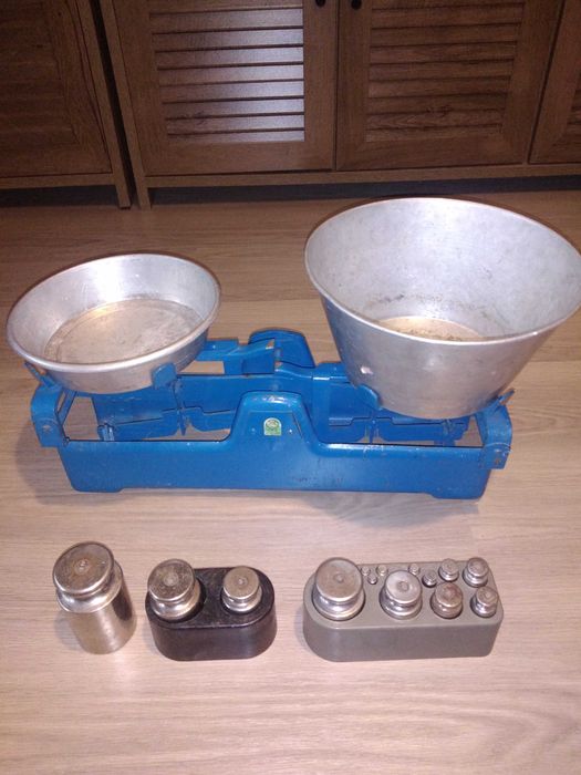 Пазарски кантар с всички теглилки