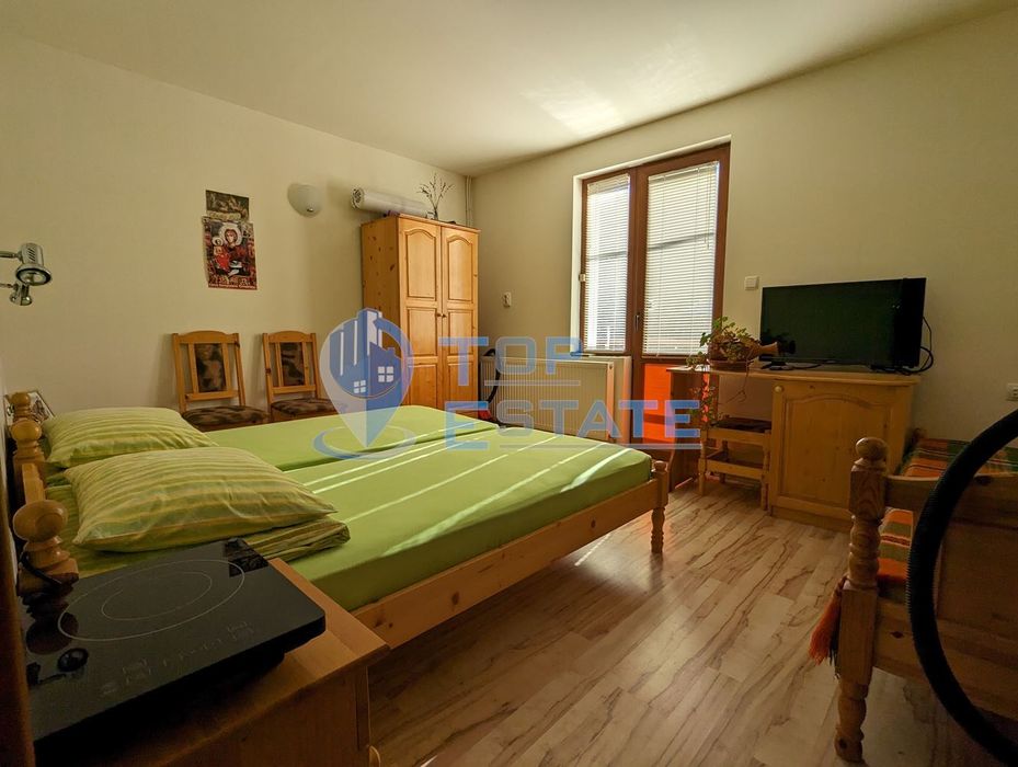 Двуетажна масивна къща с изолация, шест спални и гараж в близост до г