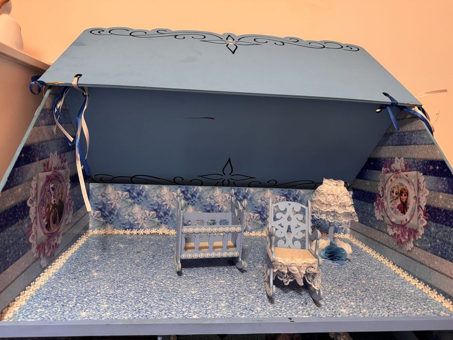 Продам кукольный домик. Деревяный. Высота 1метр.