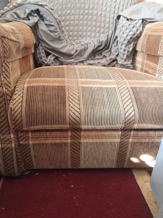 Срочно тройка диван и 2 кресла