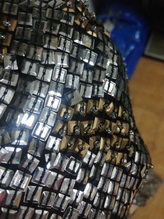 Broderie de paiete plus pietre pe voal din matase naturală.