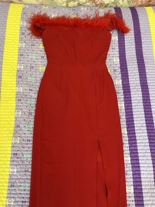 Платье вечерное с вырезом