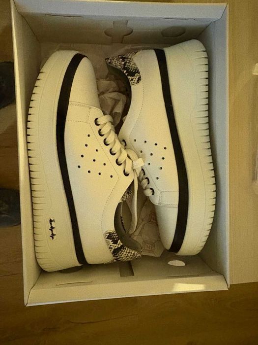 Нови бели кожени обувки