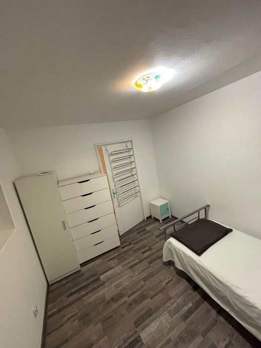 Închiriez 2 camere intr-un apartament cu 3