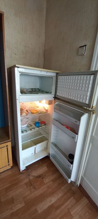 Продам двухкамерный холодильник