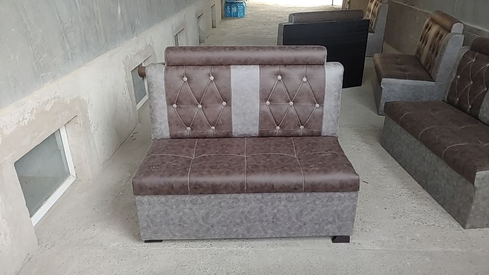 Кафе учун юмшоқ диван столи билан