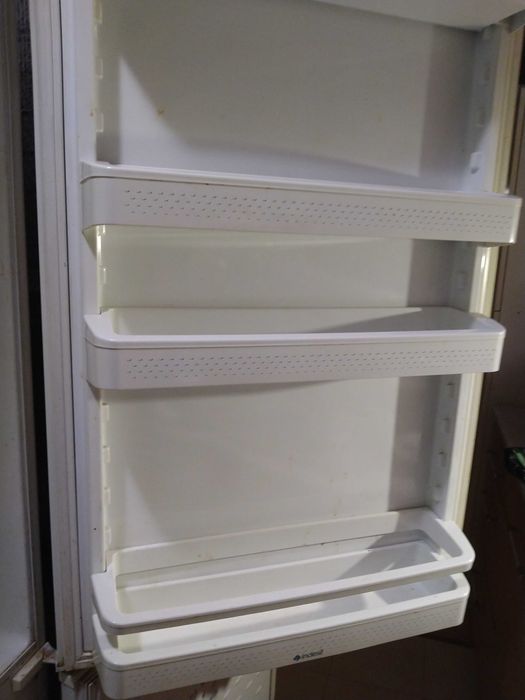 Хладилник с фризер Indesit