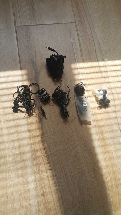 Продавам  слушалки и зарядно