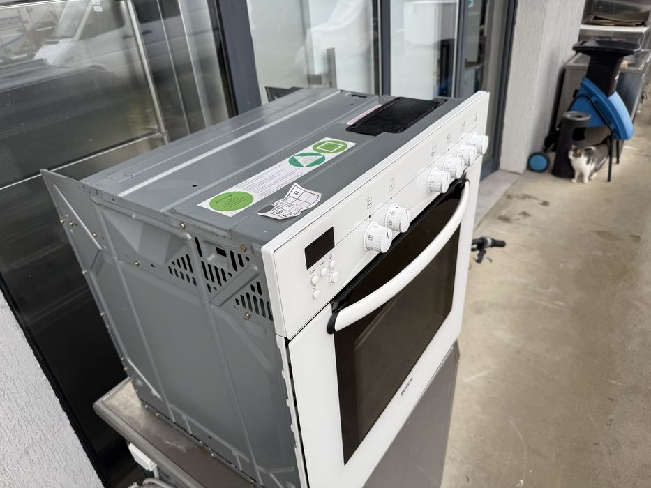 Фурна за вграждане Bosch+ керамичен плот