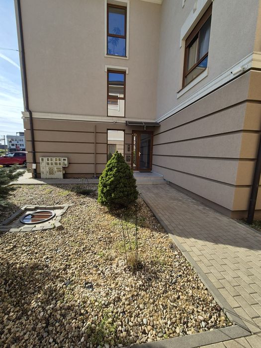 Vând apartament 3 camere în  Dumbrăvița
