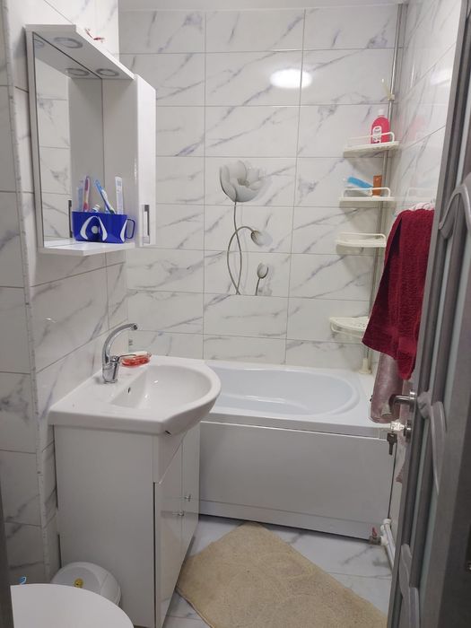 Închiriez apartament cu 2 camere