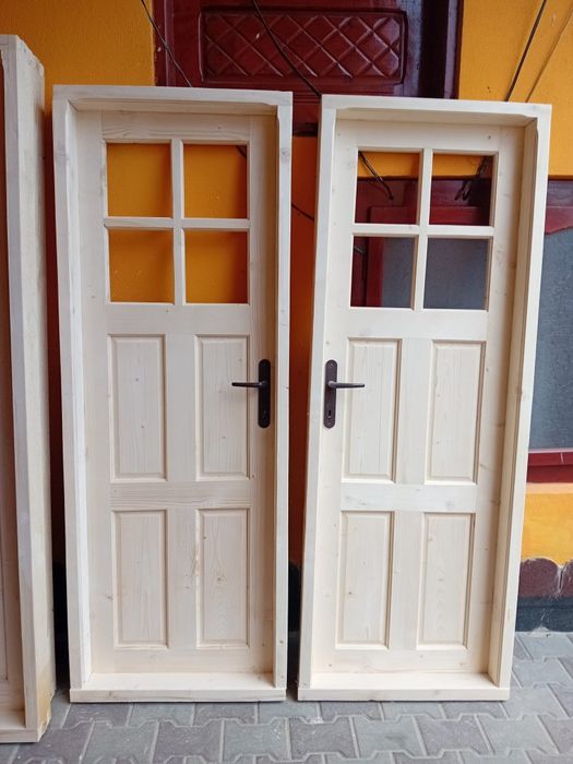 Producător de uși și ferestre din lemn masiv,brad.