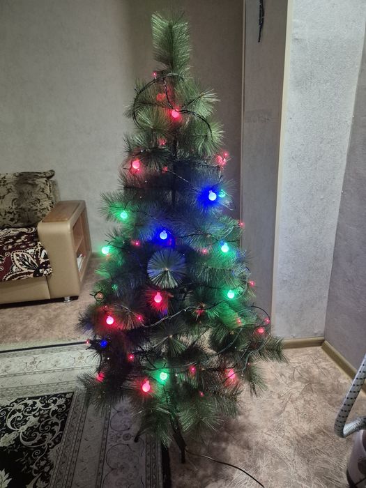 Продается ёлка с гирляндами