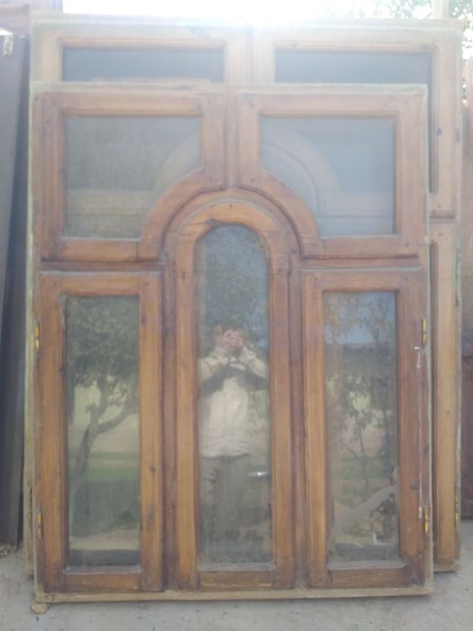 Рамкали эшиклар ва деразалар сотилади.