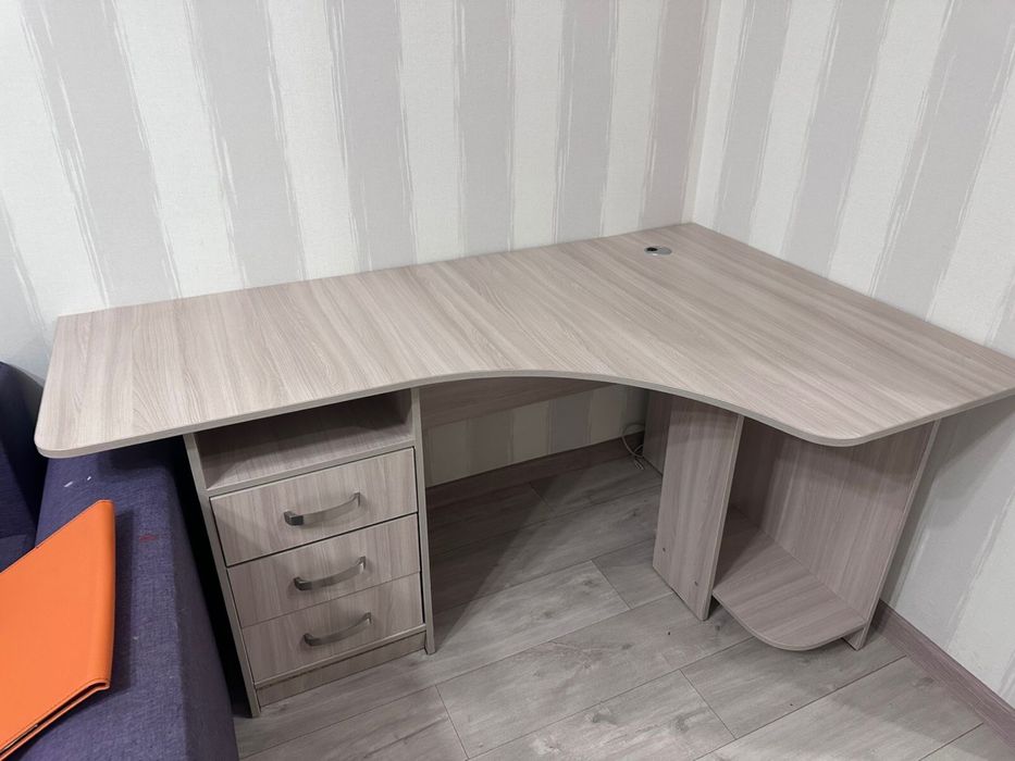 Продам компьютерный стол и диван